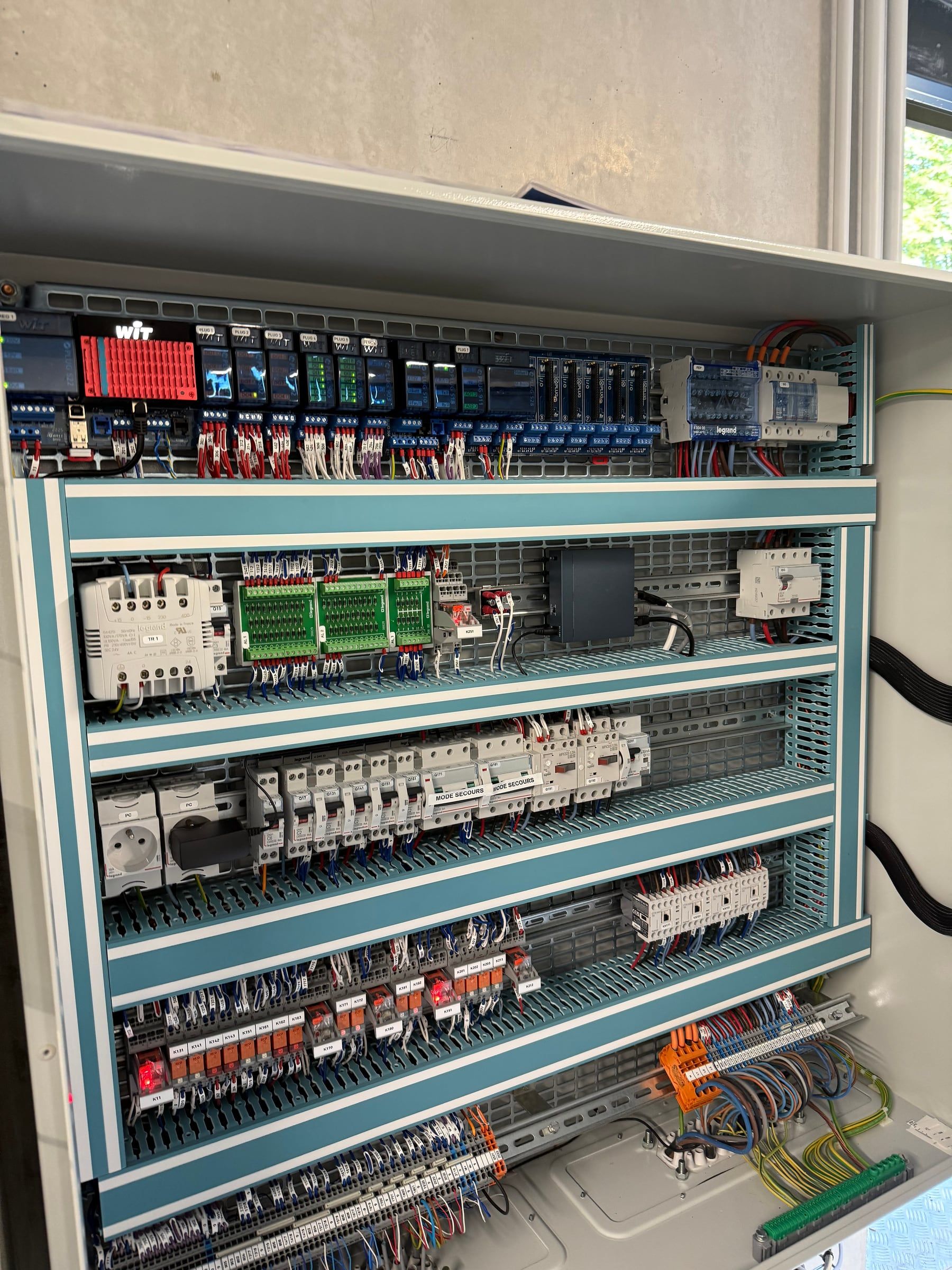 Armoire électrique de régulation ouverte, modules de commande et borniers câblés