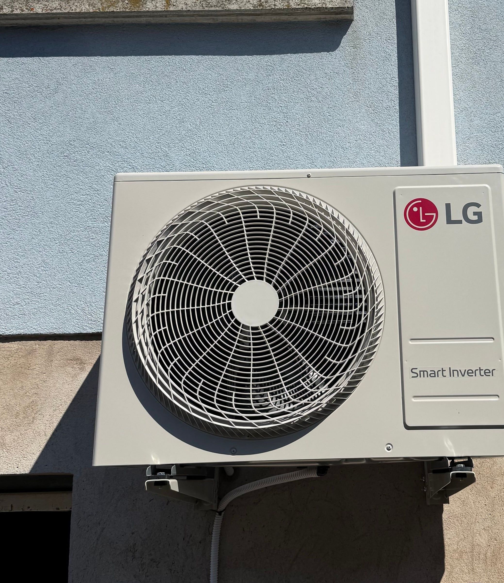 Groupe extérieur de climatisation LG fixé sur une façade